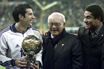 Luis Figo posa con el Balón de Oro conseguido en el 2000 junto a Di Stéfano y Eusebio antes de inicio del partido de Liga que enfrentó al Real Madrid y al Oviedo en el estadio Santiago Bernabéu (4-1).