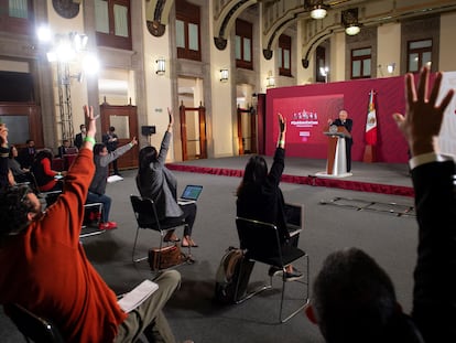 Periodistas piden la palabra a López Obrador en una 'mañanera', en septiembre.