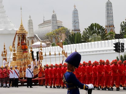 Miembros de la Guardia Real marchan junto a la urna real durante una ceremonia funeraria del rey Bhumibol Adulyadej, en Bangkok