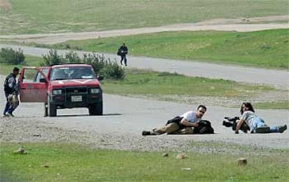 Unos periodistas se echan al suelo al encontrarse fuego de la tropas iraquíes cerca de Gaser, al norte de Irak.