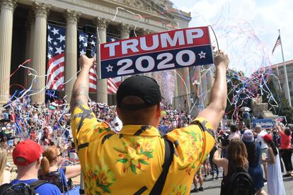 Un partidario de Donald Trump sostiene un cartel electoral de cara a las elecciones presidenciales de 2020 durante las celebraciones del 4 de julio.