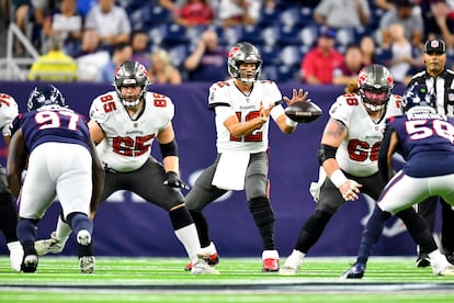 Tom Brady (en primer término), 'quarterback' de los Tampa Bay Buccaneers, durante el primer tiempo del partido disputado este agosto contra los Houston Texans.