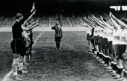 Los combinados de Alemania e Italia hacen el saludo nazi a un oficial teutón antes del inicio de un partido amistoso en París durante los años de la ocupación.