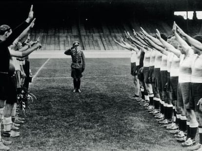 Los combinados de Alemania e Italia hacen el saludo nazi a un oficial teutón antes del inicio de un partido amistoso en París durante los años de la ocupación.