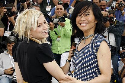 Lindsey Beamish (izquierda) y Sook-Yi Leen, protagonistas de <i>Shortbus</i>, ayer en Cannes.