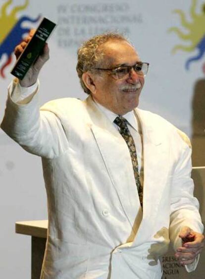 Gabriel García Márquez saluda después de recibir la edición conmemorativa de 'Cien años de soledad', hoy en Cartagena (Colombia), durante la ceremonia inaugural del IV Congreso de la Lengua.