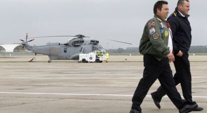 Un helic&oacute;ptero de la Armada espa&ntilde;ola en las pistas del aeropuerto de Rota.