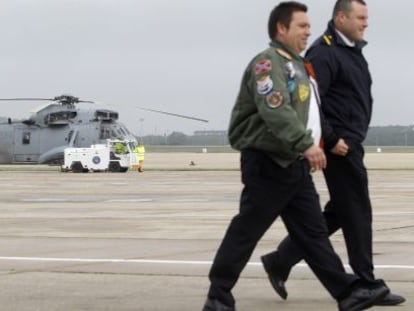 Un helic&oacute;ptero de la Armada espa&ntilde;ola en las pistas del aeropuerto de Rota.