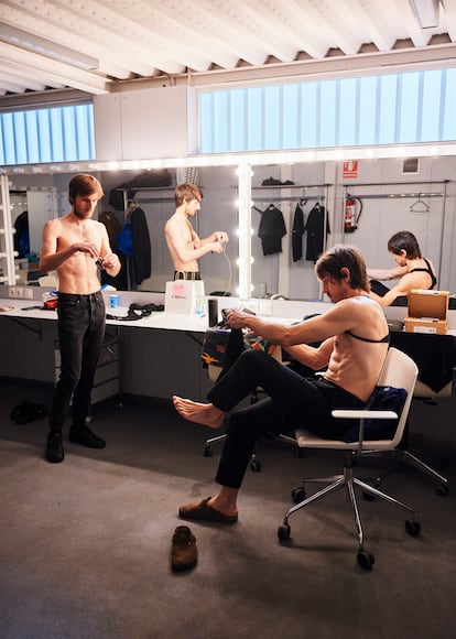 Los artistas, en el camerino de la Nave 10, en Madrid, minutos antes de salir a escena.
