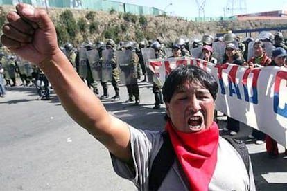 Un grupo de estudiantes se manifiesta en El Alto, cerca de La Paz, vigilado por decenas de policías.