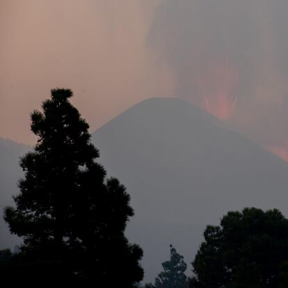 TACANDE (LA PALMA), 07/10/2021.- Imagen de la erupción de Cumbre Vieja, en La Palma, tomada desde el barrio de Tacande, en el municipio de El Paso, en el amanecer de su décimo noveno día de actividad. EFE/Carlos de Saá