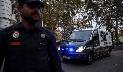 Un furgón de la Guardia Civil sale de la Audiencia Nacional, tras conocerse la decisión de la juez Carmen Lamela.