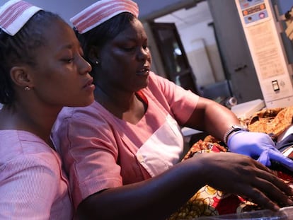 Dos enfermeras cuidan de los recién nacidos en un hospital de Freetown, Sierra Leona.