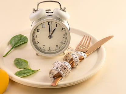 Seguir un ayuno intermitente y comer en períodos de tiempo concretos puede ayudar a perder grasas. GETTY IMAGES.
