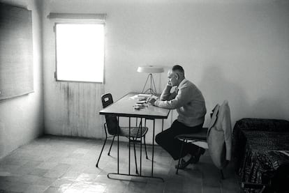 'Alberto Moravia en un pueblo de pescadores. Fregene, Roma' (1959). La comisaria de la muestra es Giovanna Calvenzi.