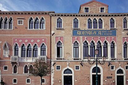 La fachada conserva el letrero dorado de la sociedad de transporte naval italiana Adriatica, que ocupó el palacio durante varias décadas, a partir de 1937.