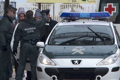 Agentes de la Guardia Civil trasladan a los inmigrantes sin papeles llegados en la patera al cuartel de Torrevieja.