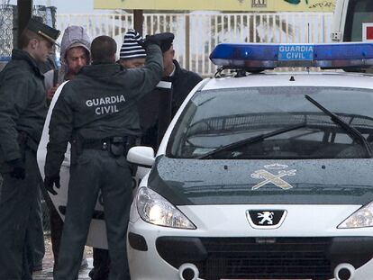 Agentes de la Guardia Civil trasladan a los inmigrantes sin papeles llegados en la patera al cuartel de Torrevieja.
