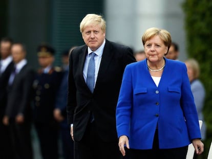 El primer ministro británico, Boris Johnson, y la canciller alemana, Angela Merkel, en Berlín.