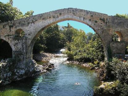 Cangas de Onís, en el puesto 47, por su puente romano y casco histórico.