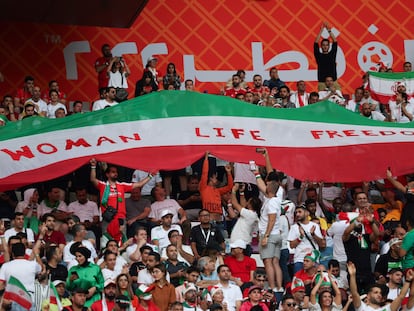 Aficionados de Irán lucen una pancarta por la libertad de las mujeres durante el partido contra Inglaterra este lunes.