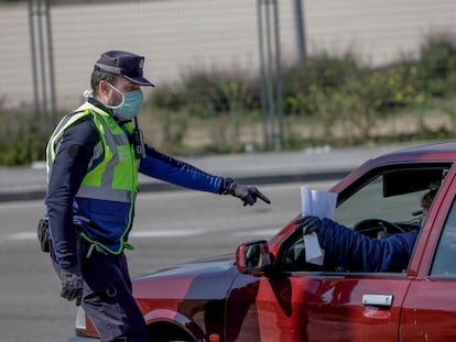 Un agente de la Policía Municipal en un control policial de tráfico en Madrid.