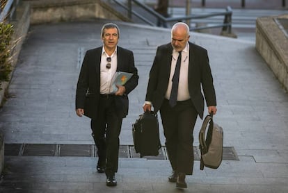 Gin&eacute;s Jim&eacute;nez (a la izquierda) y su abogado Oskar Zein, a la entrada de la Audiencia Provincial.