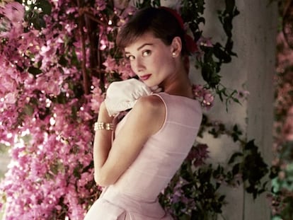 Audrey Hepburn fotografiada en La Vigna, su villa a las afueras de Roma, en diciembre de 1955.