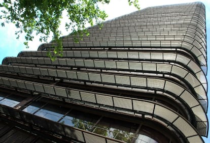 Autor: Francisco Javier Sáenz de Oiza. Paseo de la Castellana, 79-81. Sobre una concepción orgánica inspirada, al igual que Torres Blancas, por la Price Tower de Frank Lloyd Wright, Sáenz de Oiza construyó un edificio de oficinas de 30 plantas con dos grandes troncos huecos de hormigón que soportan grandes vigas y voladizos cada cinco plantas, y a su vez las estructuras ligeras de los pisos intermedios. La fachada funciona a modo de piel, con una cubierta de vidrio y acero auto-oxidante.