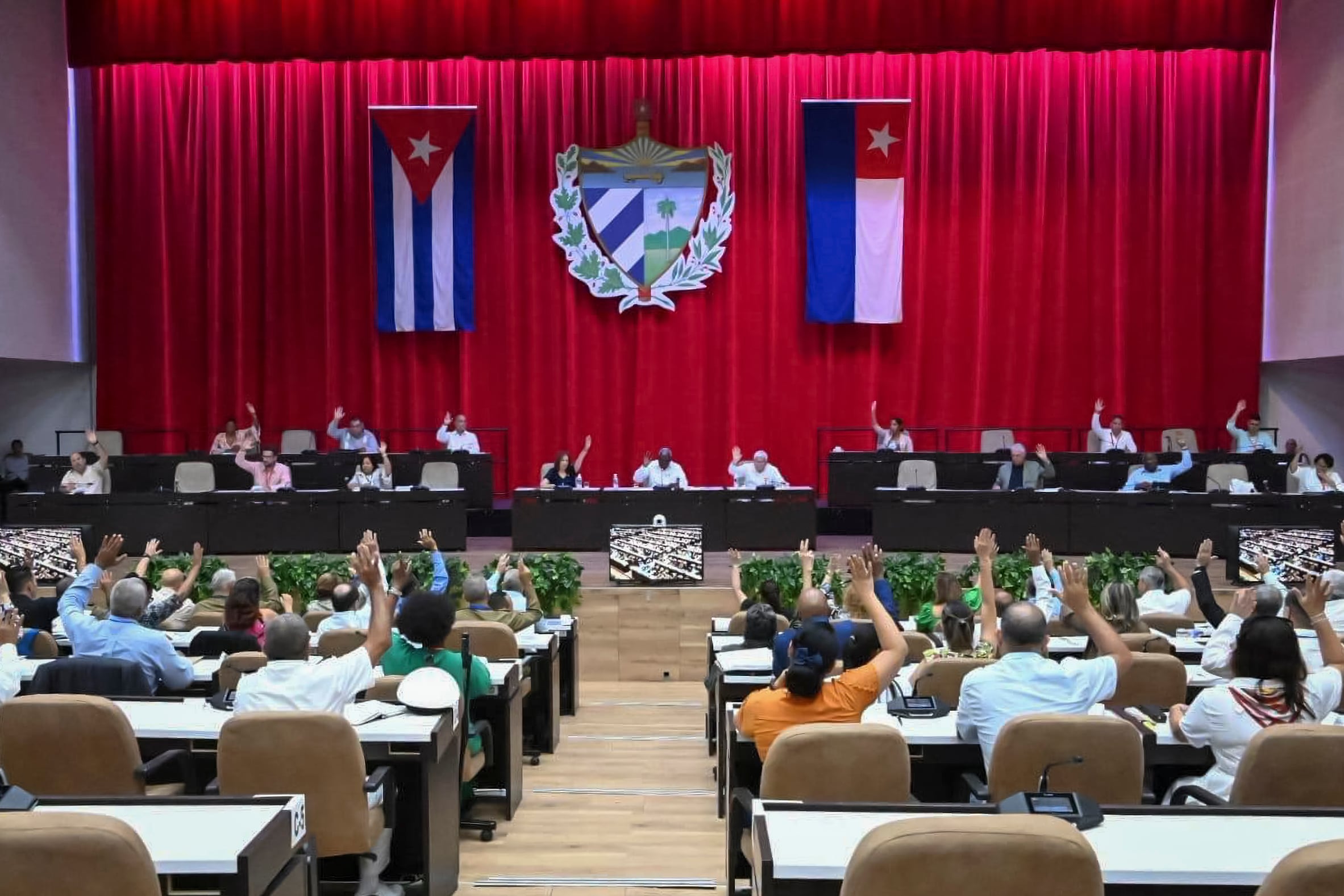 Reunión en la Asamblea Nacional de Cuba, este jueves.