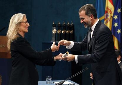 Annie Leibovitz receives her award from Prince Felipe.