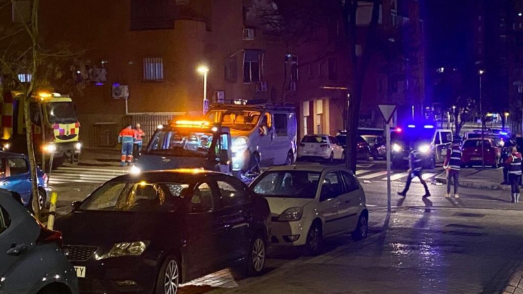 La grúa retira la furgoneta en la que fue asesinada Natalia en Puente de Vallecas.