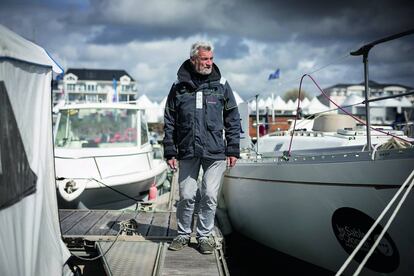 Van den Heede, junto a su barco en Les Sables d'Olonne.