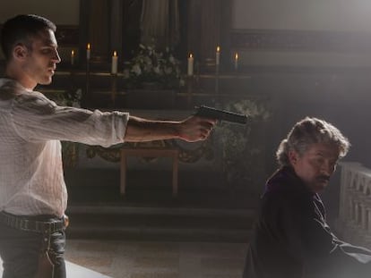 Miguel Ángel Silvestre (de pie), en una imagen promocional de 'Sense8'.