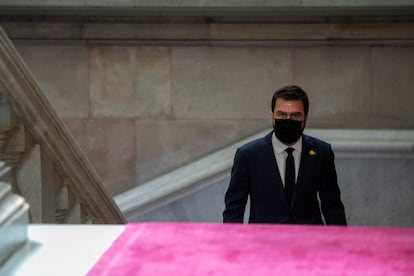 Pere Aragones, candidato a la presidencia de la Generalitat, subiendo las escalinatas del Parlament. / Massimiliano Minocri
