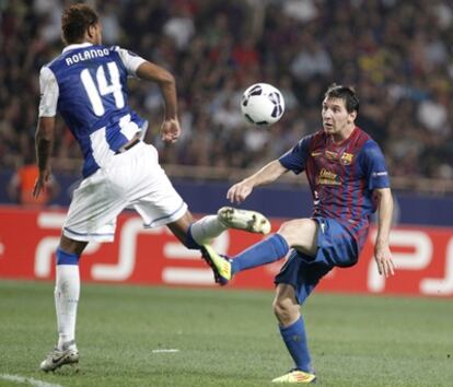 Messi en un momento del partido ante el central del Oporto Rolando.