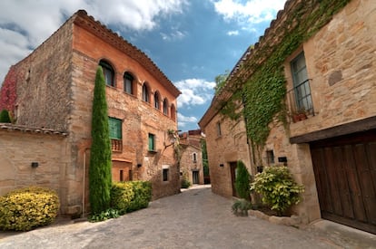 Pasear por Peratallada (Girona), uno de los núcleos de arquitectura medieval más importantes y mejor conservados de Cataluña, en la Costa Brava, es como viajar a la Edad Media. La población fue creciendo en torno a su castillo, del siglo X. Y atesorando monumentos de interés como la iglesia de Sant Esteve de Peratallada (principios del siglo XIII), la Torre del Homenaje o el palacio de Peratallada (siglo XIV).