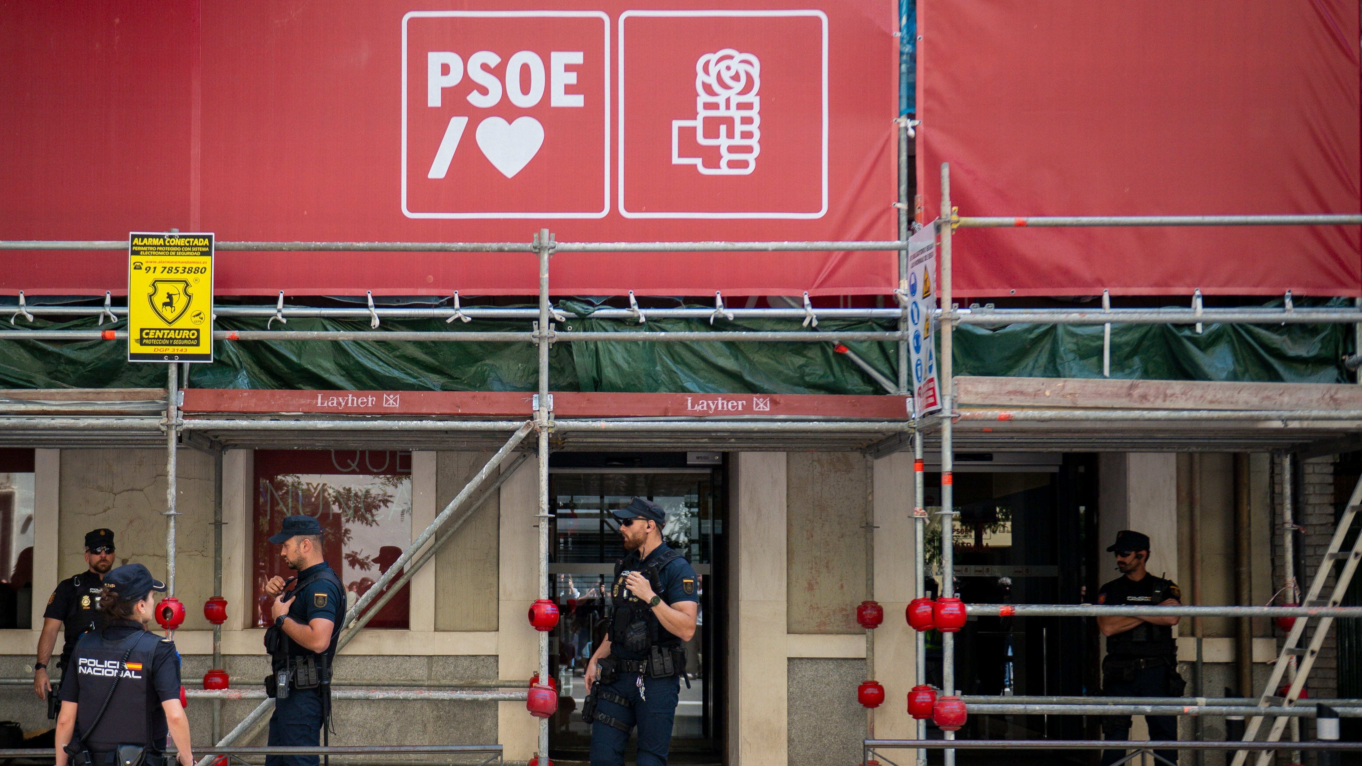 Agentes de Policía, el miércoles ante la sede del PSOE, en la calle Ferraz de Madrid.