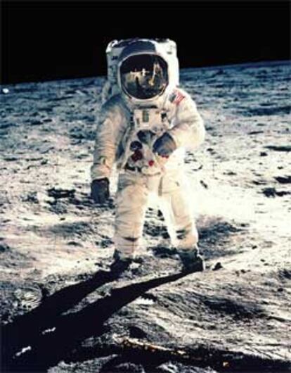 Aldrin posa junto a la bandera de EE UU en una foto tomada por Armstrong.