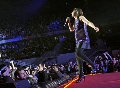 Eva Amaral, durante su actuación de anoche en el Palacio de los Deportes de Madrid.