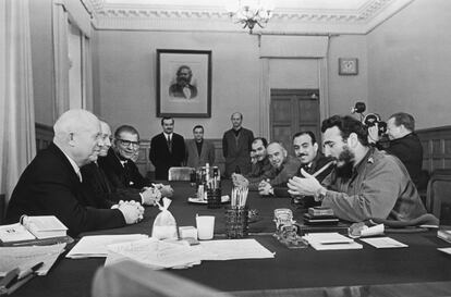 Fidel Castro enciende un puro sentado frente a Nikita Khruschev durante una reunión de delegaciones de Cuba y la URSS en Moscú. celebrada durante su viaje de 1963.