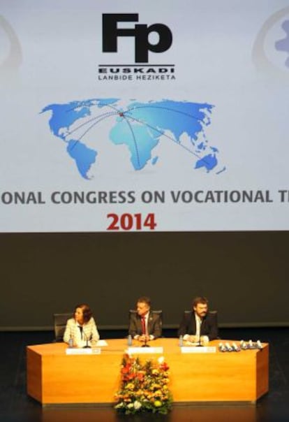 Iñigo Urkullu y lso consejeros Cristina Uriarte y Juan María Aburto presiden en San Sebastián la inauguración de un congreso internacional sobre FP.