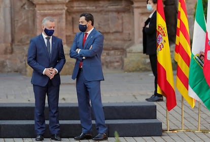 El lehendakari, Iñigo Urkullu (a la izquierda), y el presidente de la Junta de Andalucía, Juan Manuel Moreno, conversan a su llegada al monasterio de San Millán de Yuso.
