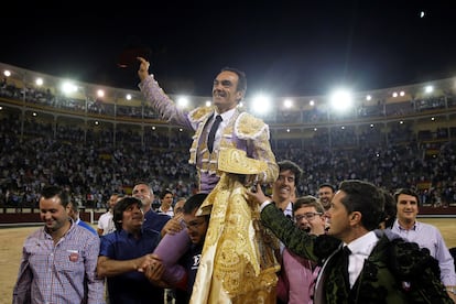 El Cid, a hombros, la tarde de su despedida de la plaza de Las Ventas.