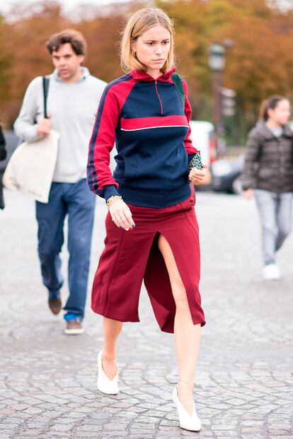 Las chaquetas con cremallera y rayas deportivas no volverán al gimnasio. A partir de ahora las combinaremos con faldas lápiz, zapatos de abuela y bolso bandolera. Palabra de Pernille Teisbaek.