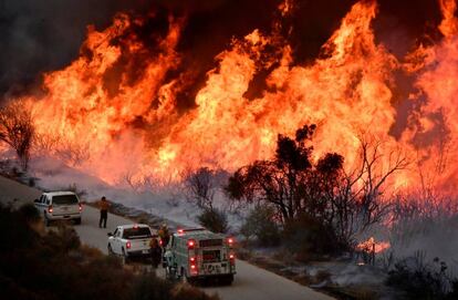 El peligro no ha pasado. El viento sigue soplando con fuerza en Ventura (como se ve en la foto) y el incendio Thomas sigue creciendo. Ahora amenaza Ojai, uno de los pueblos más pintorescos del sur de California. Se han ordenado nuevas evacuaciones. La imagen es del sábado por la tarde. El incendio estaba controlado en un 10% el domingo por la noche después de seis días ardiendo. Más de 4.400 bomberos trabajan para contenerlo. La previsión es que el viento fuerte y seco del desierto continúe la semana entrante.