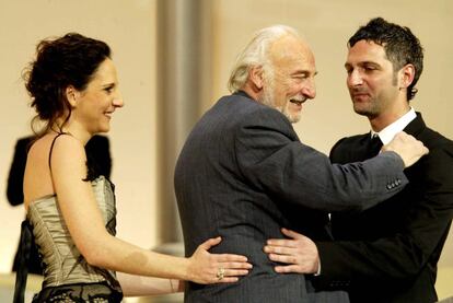 Los actores Malena y Ernesto Alterio felicitan a su padre, Héctor, por su Goya de Honor en el año 2004.