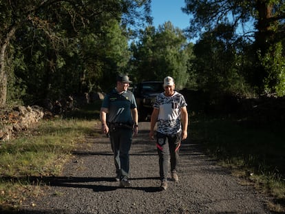 Joseba Alday y Victor Ratón caminan por un sendero junto al pueblo de Sesnández de Tábara.