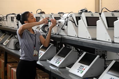 Tribunal Superior Electoral prepara, este miércoles en Brasilia, urnas electrónicas para las próximas elecciones el 2 de octubre.