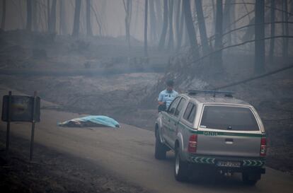 Un policia prop d'una de les víctimes de l'incendi prop de Pedrógão Grande.